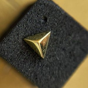 top triangulo oro 18k