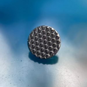 Círculo con relieve triangular