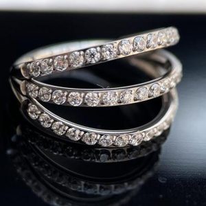 Argolla bisagra triple línea cristal