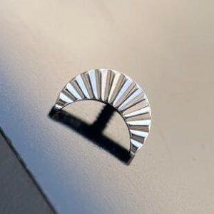 luna creciente con relieve