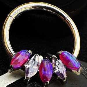 Argolla bisagra ovalo engarzado ópalo cristal morado