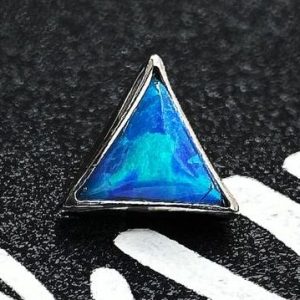 Triángulo ópalo azul